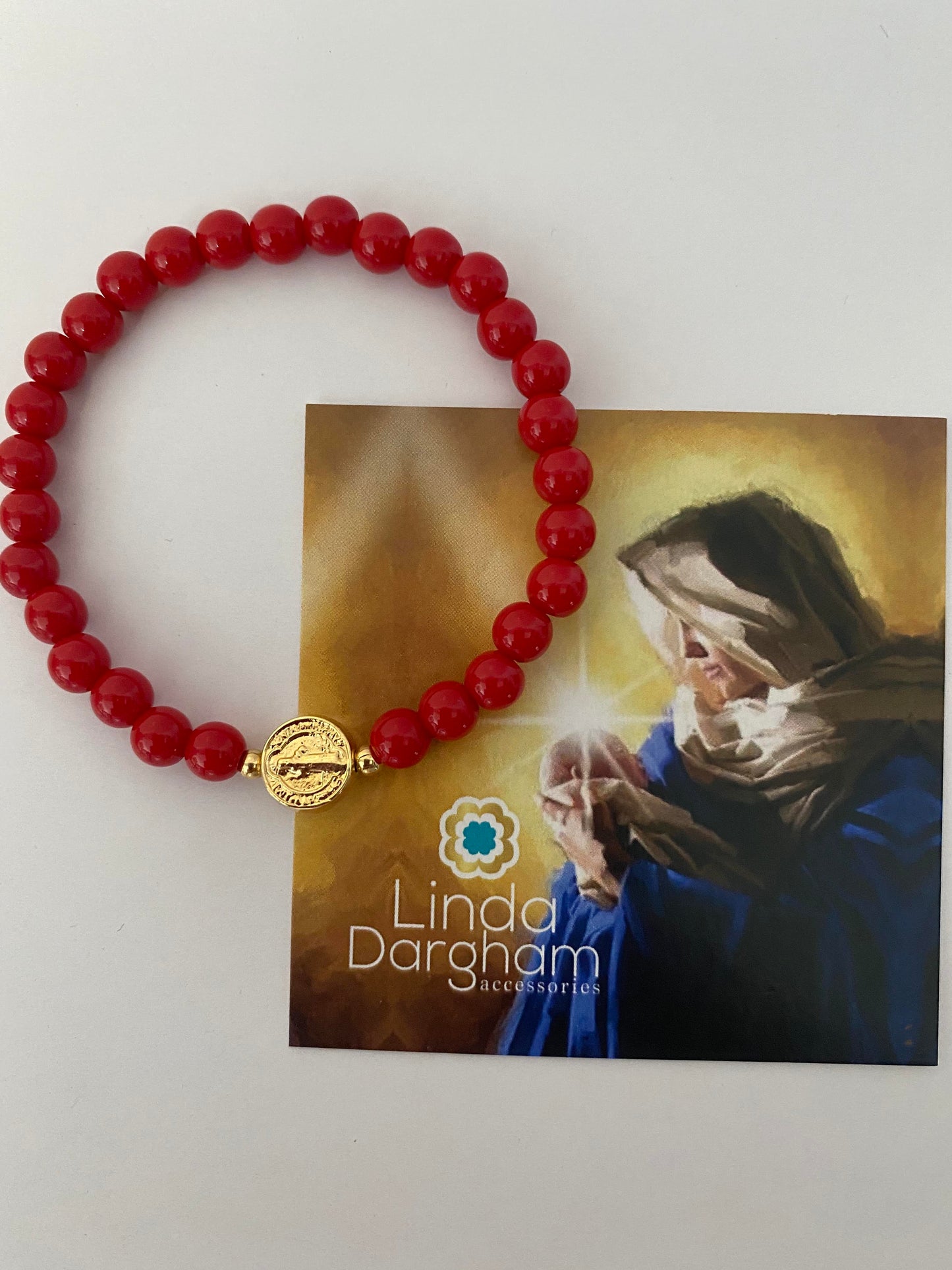 Pulsera en acrilico rojo con San Benito de Abad