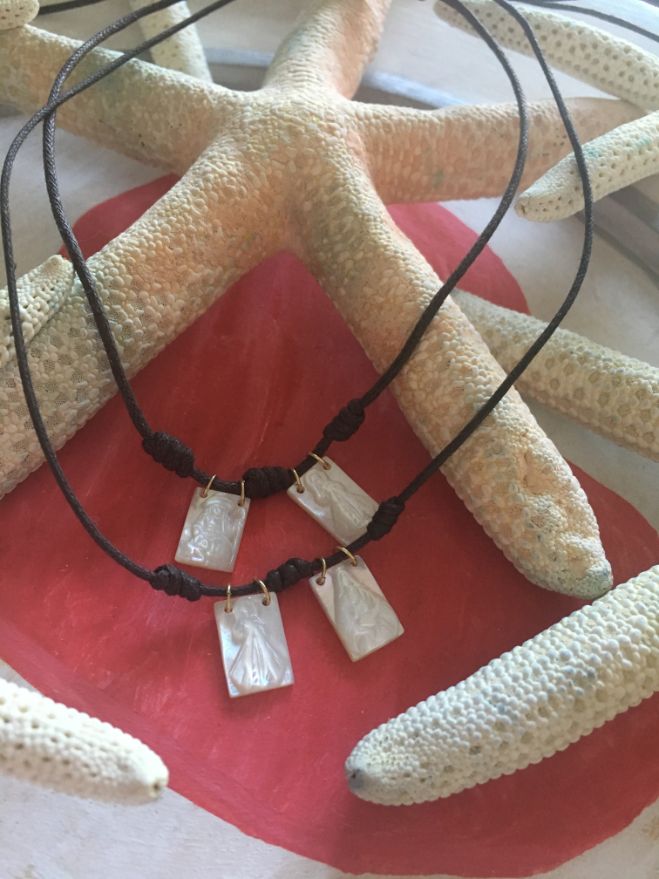 Nacre scapulars with jute