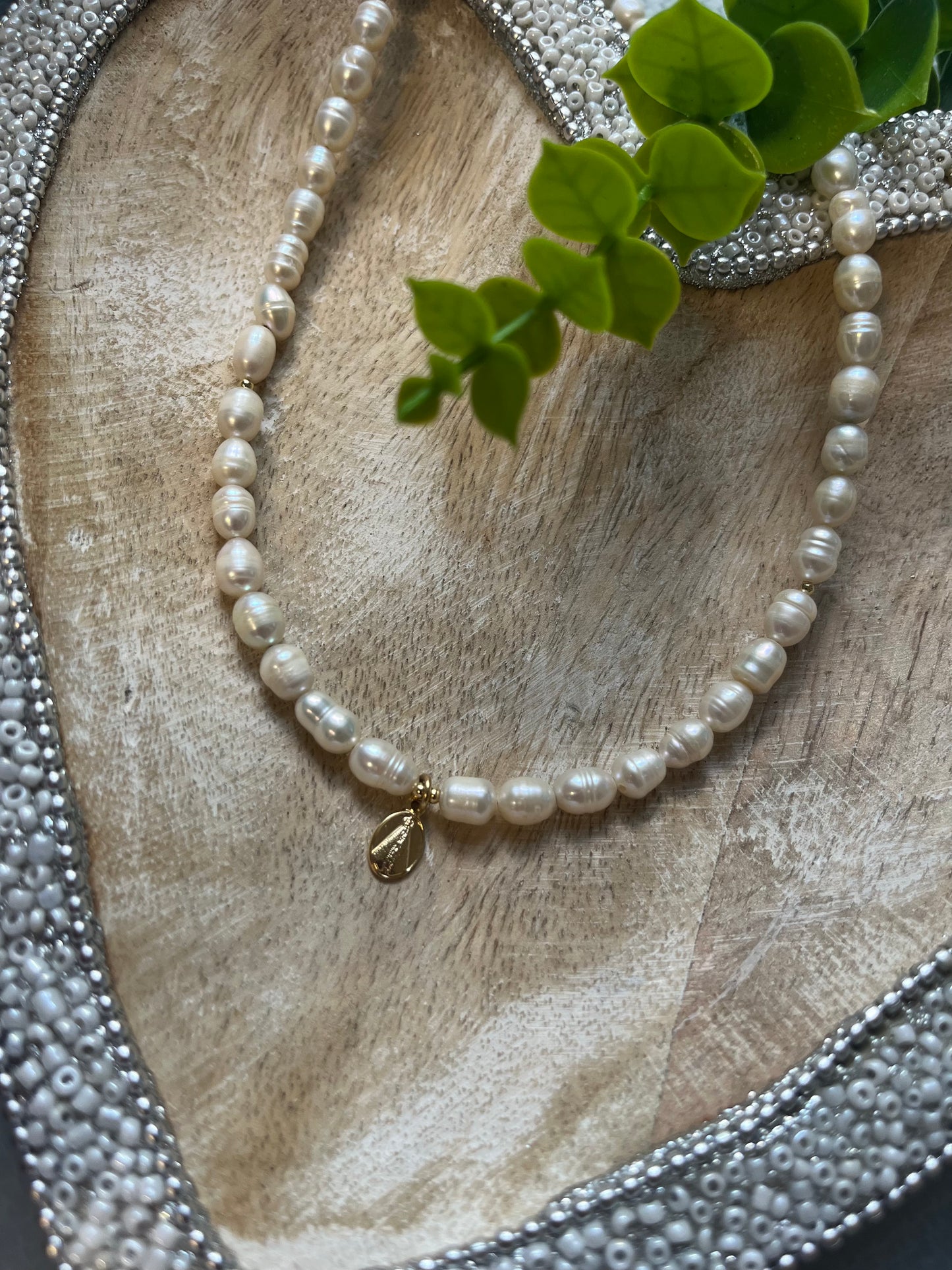 Pearl and virgin mini necklace